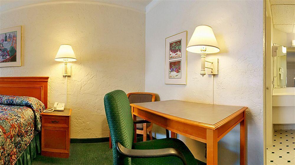 Red Roof Inn Tampa Bay - Сент-Питерсберг Экстерьер фото