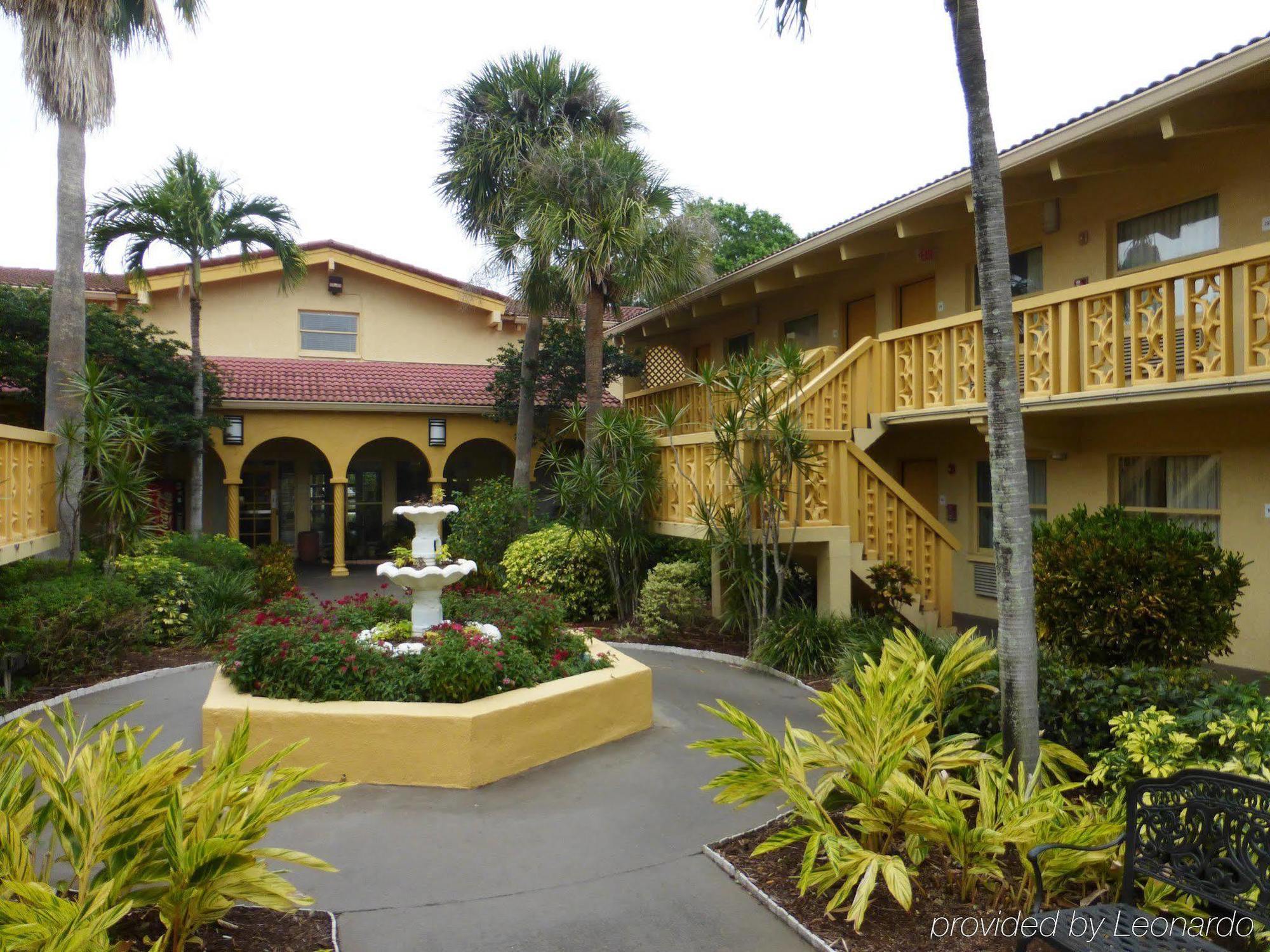 Red Roof Inn Tampa Bay - Сент-Питерсберг Экстерьер фото
