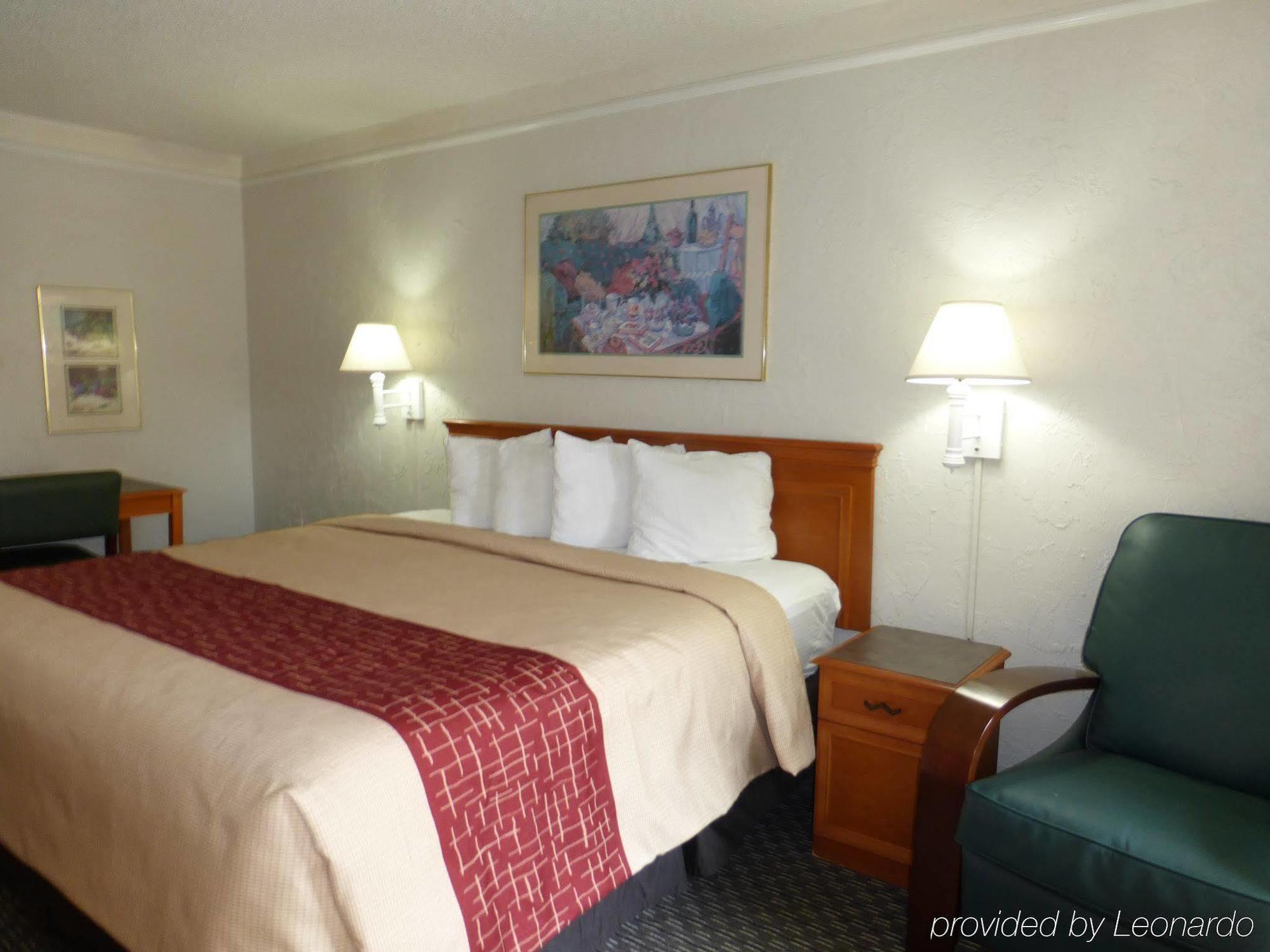 Red Roof Inn Tampa Bay - Сент-Питерсберг Экстерьер фото